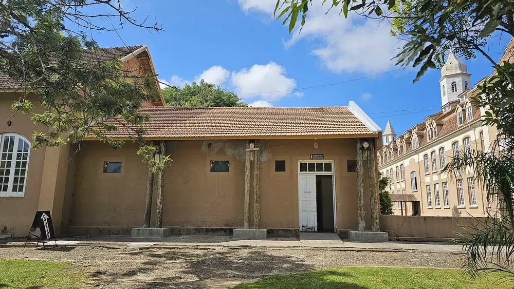 Telhado dos banheiros do parque ecoturístico de Rio Negro foi revitalizado